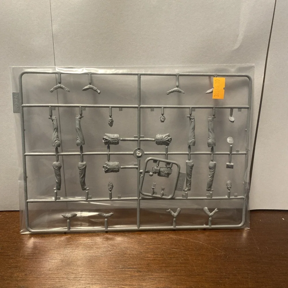 ICM 32116, 1/32 'PHOTO TO REMEMBER' USSAF PILOTS‎ (1944-1945) PLASTIC MODEL KIT - Picture 2 of 4